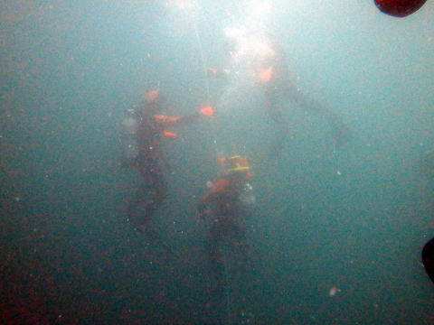 潜水訓練中の潜水士